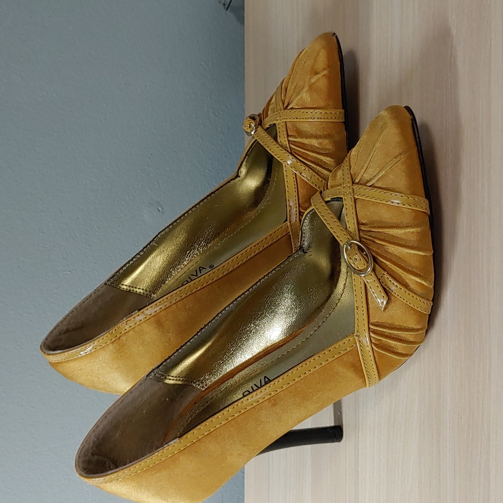 Wild Diva Spiked Heels Size 6